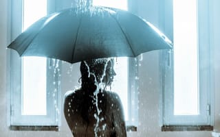 Картинка Девушка стала под душ с зонтиком