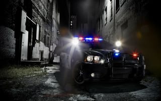 Картинка Полицейский автомобиль в темном переулке