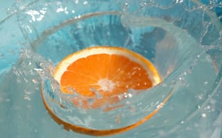 Картинка Кружок апельсина падает в воду
