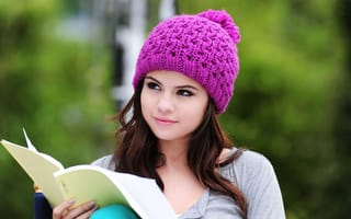 Картинка Девушка в сиреневой шапке читает книгу
