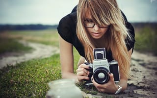 Картинка Девушка в очках фотографирует траву