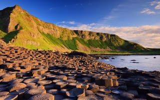 Картинка Ступенчатые скалы на берегу в Ирландии