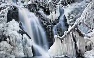 Картинка Наросты льда на водопаде во время мороза