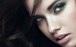 Картинка Зеленые тени на глазах у девушки