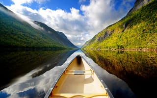 Картинка Прогулка на лодке по спокойному горному озеру