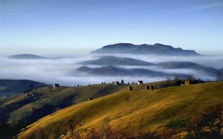 Картинка Горная деревушка на фоне гор и тумана