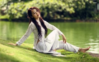 Картинка Японская девушка в белом костюме сидит на берегу водоема