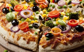 Картинка пицца, толстое тесто, маслины, помидоры, лук