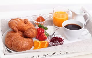 Картинка круасаны, кофе, клубника, сок, апельсин, завтрак, молоко