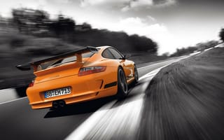 Картинка Оранжевый Porsche GT3RS на сером шоссе