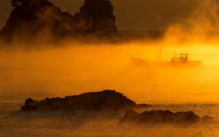 Картинка море, скалы, корабль, туман