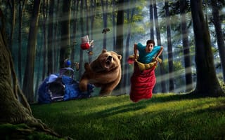 Картинка Человек убегает от медведя в спальном мешке