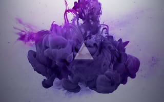 Обои Треугольник на фоне фиолетового дыма