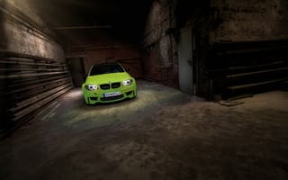 Картинка Зеленый BMW M3 в ангаре