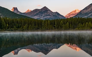Картинка озеро, туман, Озеро в горах, отражение, горы, Отражение гор, лес