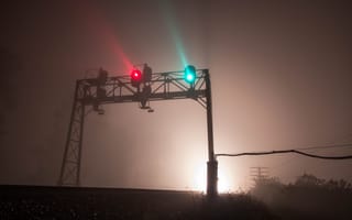 Картинка светофор, железная дорога, ночь, туман, свет