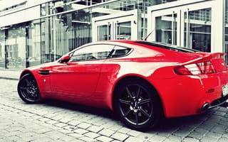 Картинка Красный Aston Martin Vanquish на улице