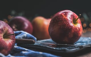 Картинка яблоки, капли, натюрморт