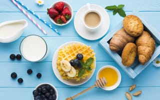 Картинка завтрак, круосаны, ягоды, вафли