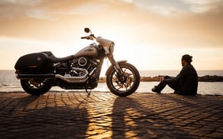 Картинка мотоцикл, на берегу, брусчатка