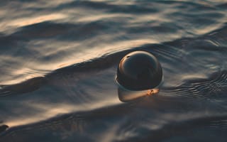 Картинка шар, стеклянный шар, в воде, вода