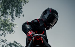 Картинка мотоциклист, шлем, черный