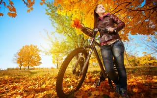 Картинка Девушка с велосипедом на осенней прогулке