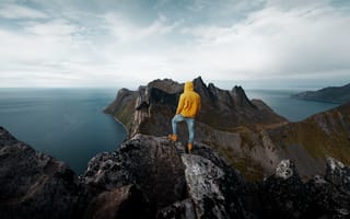 Картинка норвегия, горы, парень, пейзаж, путешествие