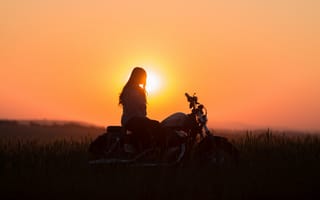 Картинка девушка, мотоцикл, поле, закат