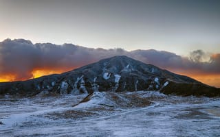 Картинка горы, вулкан, на закате, склон