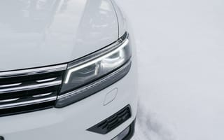 Картинка volkswagen tiguan, фара, вид спереди, на снегу, крупный план