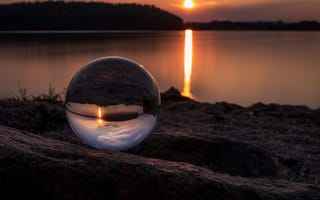Картинка стеклянный шар, закат, озеро