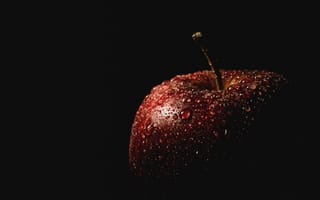 Картинка яблоко, на черном фоне, капли, крупный план