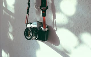 Картинка фотоаппарат, canon, стена, ретро