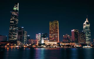 Картинка город, ночь, свет, река, небоскребы, здания