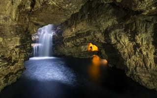 Обои Водопад в каменной пещере в Шотландии