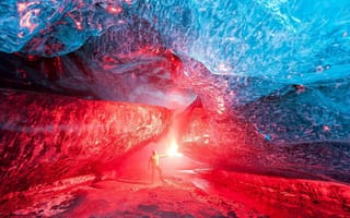 Картинка Красный свет в ледяной пещере