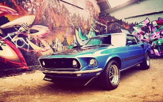 Обои Классический голубой Ford Mustang Shelby GT500 у стены граффити