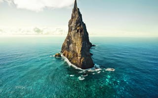 Картинка Острая скала у берегов Австралии