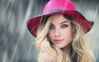 Картинка Блондинка в розовой шляпе под дождем
