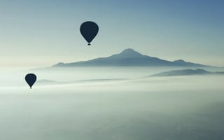 Картинка Черные воздушные шары над туманом