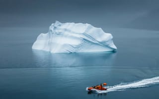 Картинка Моторная лодка у айсберга в Арктике