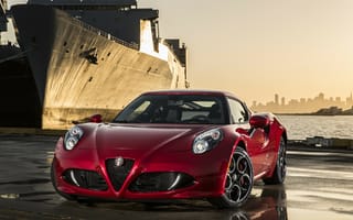 Обои Красная Alfa Romeo 4C на фоне корабля