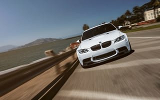 Картинка Белый BMW E92 едет по набережной