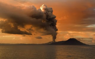 Обои Извержение вулкана на острове посреди моря