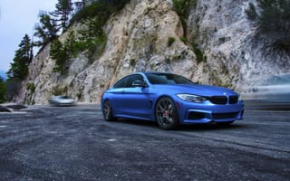 Картинка Голубой BMW M4 на фоне скалы