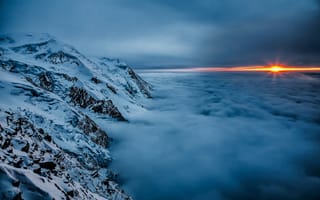 Картинка Вершины гор над облаками на закате