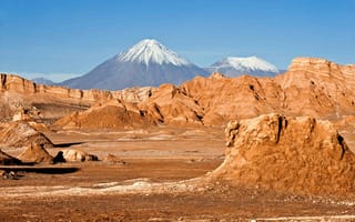 Картинка Пустыня Атакама и заснеженная вершина вулкана, Чили