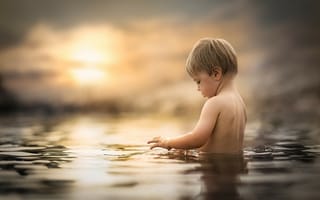 Картинка Маленький мальчик купается в воде