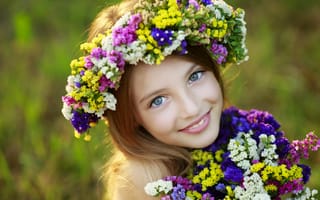 Картинка Маленькая голубоглазая девочка с полевыми цветами
